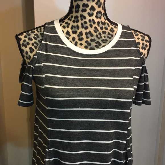 Great Cond Hollister cold shoulder shirt - Picture 6 of 8